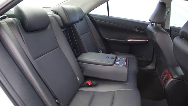 Camry também oferece conforto aos ocupantes traseiros | <a href="https://quatrorodas.abril.com.br/carros/lancamentos/toyota-camry-2013-679638.shtml" rel="migration">Leia mais</a> Camry também oferece conforto aos ocupantes traseiros | <a href="https://quatrorodas.abril.com.br/carros/lancamentos/toyota-camry-2013-679638.shtml" rel="migration">Leia mais</a>