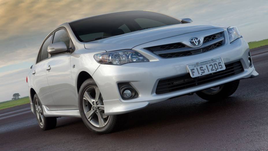 Versão com aparência esportiva é baseada na configuração XEi | <a href="https://quatrorodas.abril.com.br/noticias/toyota-lanca-novo-camry-corolla-xrs-318090_p.shtml" rel="migration">Leia mais</a>