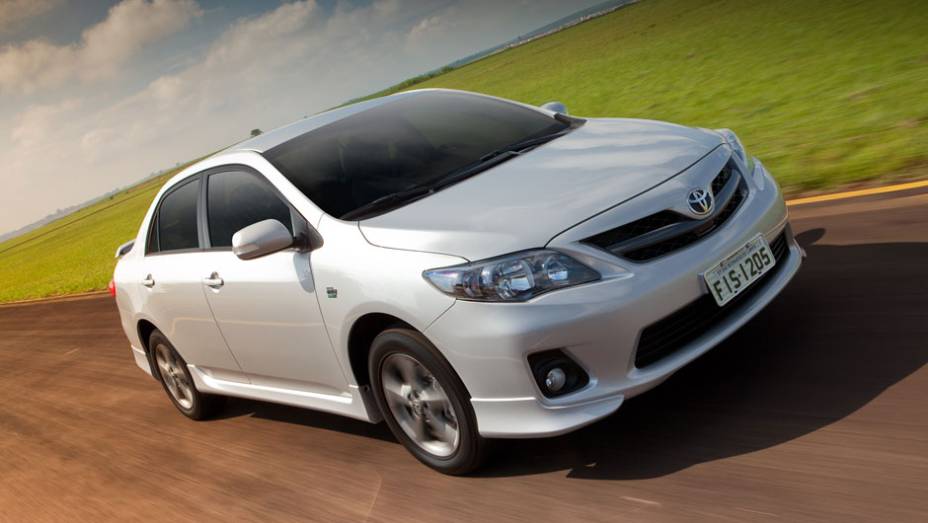 O carro se diferencia nos detalhes como a grade frontal com moldura mais larga e filete único pintado de preto no centro da peça | <a href="https://quatrorodas.abril.com.br/noticias/toyota-lanca-novo-camry-corolla-xrs-318090_p.shtml" rel="migration">Leia mais</a>