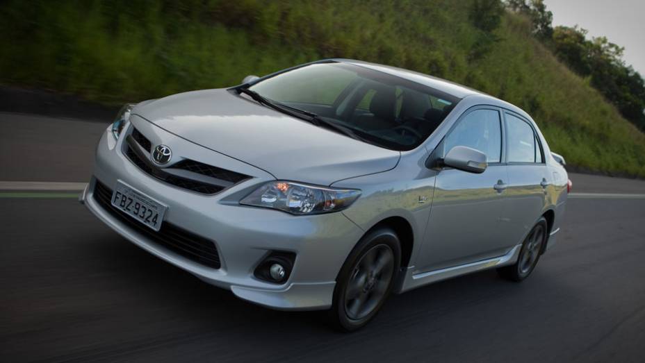 Rodas pintadas de grafite e spoilers dianteiro e traseiro são destaques | <a href="https://quatrorodas.abril.com.br/noticias/toyota-lanca-novo-camry-corolla-xrs-318090_p.shtml" rel="migration">Leia mais</a>