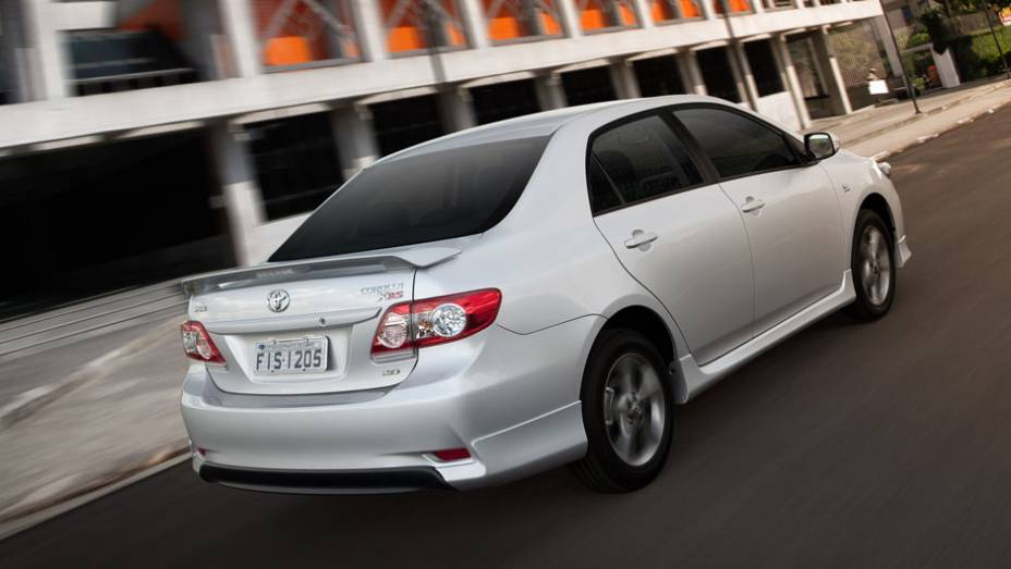 Saias laterais e aerofólio traseiro com brake-light integrado também equipam o veículo | <a href="https://quatrorodas.abril.com.br/noticias/toyota-lanca-novo-camry-corolla-xrs-318090_p.shtml" rel="migration">Leia mais</a>