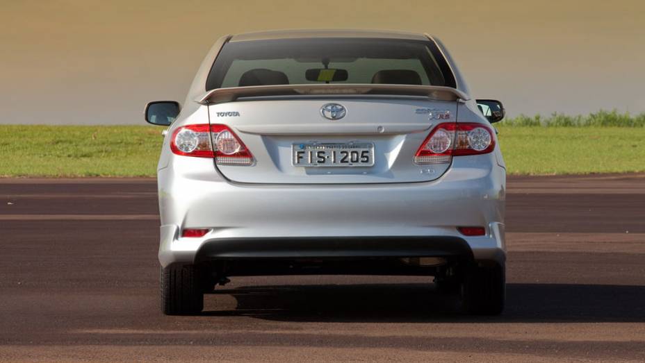 Corolla XRS será vendido apenas nas cores preto e prata | <a href="https://quatrorodas.abril.com.br/noticias/toyota-lanca-novo-camry-corolla-xrs-318090_p.shtml" rel="migration">Leia mais</a>