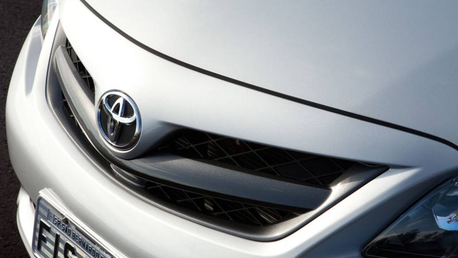 Versão XLi sai por 64.500 reais. Altis automático custa 87.800 reais | <a href="https://quatrorodas.abril.com.br/noticias/toyota-lanca-novo-camry-corolla-xrs-318090_p.shtml" rel="migration">Leia mais</a>