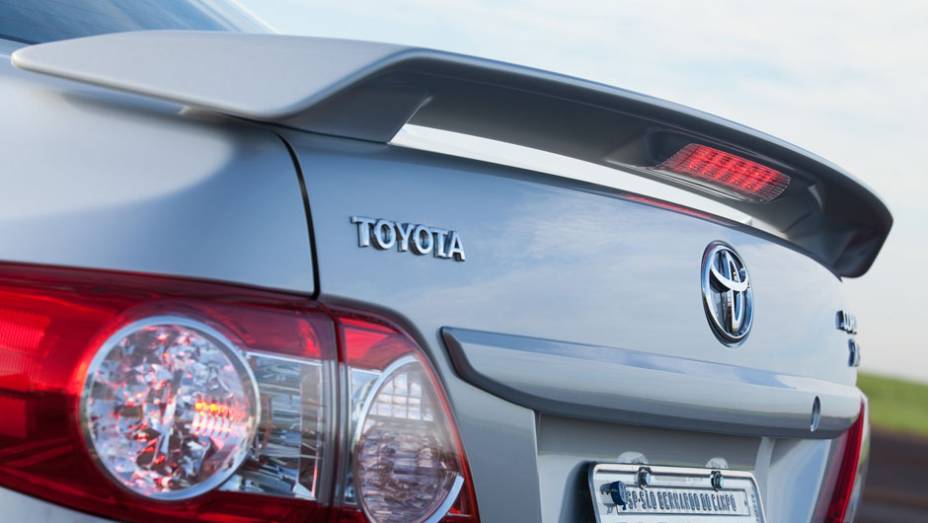 Esportividade do sedã fica limitada ao visual, pois motor segue o mesmo | <a href="https://quatrorodas.abril.com.br/noticias/toyota-lanca-novo-camry-corolla-xrs-318090_p.shtml" rel="migration">Leia mais</a>
