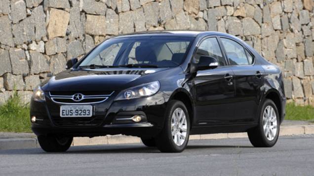 Sedã é o novo modelo da marca chinesa no Brasil | <a href="https://quatrorodas.abril.com.br/carros/lancamentos/jac-j5-679831.shtml" rel="migration">Leia mais</a> Sedã é o novo modelo da marca chinesa no Brasil | <a href="https://quatrorodas.abril.com.br/carros/lancamentos/jac-j5-679831.shtml" rel="migration">Leia mais</a>