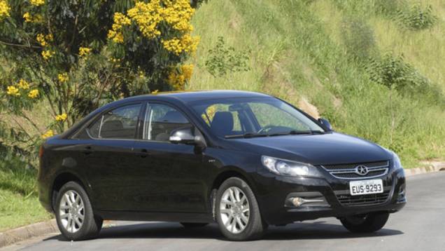 J5 vem para disputar espaço entre os sedãs médios | <a href="https://quatrorodas.abril.com.br/carros/lancamentos/jac-j5-679831.shtml" rel="migration">Leia mais</a> J5 vem para disputar espaço entre os sedãs médios | <a href="https://quatrorodas.abril.com.br/carros/lancamentos/jac-j5-679831.shtml" rel="migration">Leia mais</a>