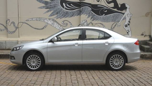 Modelo conta com seis anos de garantia | <a href="https://quatrorodas.abril.com.br/carros/lancamentos/jac-j5-679831.shtml" rel="migration">Leia mais</a> Modelo conta com seis anos de garantia | <a href="https://quatrorodas.abril.com.br/carros/lancamentos/jac-j5-679831.shtml" rel="migration">Leia mais</a>