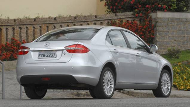 Lanternas do J5 possuem luzes de LED | <a href="https://quatrorodas.abril.com.br/carros/lancamentos/jac-j5-679831.shtml" rel="migration">Leia mais</a> Lanternas do J5 possuem luzes de LED | <a href="https://quatrorodas.abril.com.br/carros/lancamentos/jac-j5-679831.shtml" rel="migration">Leia mais</a>