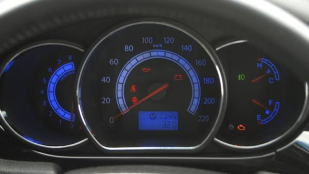 Painel de instrumentos tem coloração azulada | <a href="https://quatrorodas.abril.com.br/carros/lancamentos/jac-j5-679831.shtml" rel="migration">Leia mais</a> Painel de instrumentos tem coloração azulada | <a href="https://quatrorodas.abril.com.br/carros/lancamentos/jac-j5-679831.shtml" rel="migration">Leia mais</a>