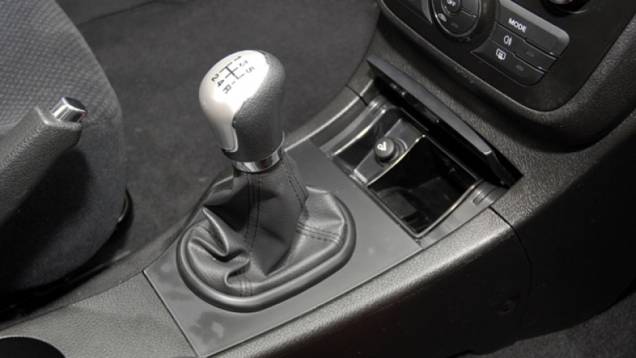 Câmbio é manual de cinco velocidades | <a href="https://quatrorodas.abril.com.br/carros/lancamentos/jac-j5-679831.shtml" rel="migration">Leia mais</a> Câmbio é manual de cinco velocidades | <a href="https://quatrorodas.abril.com.br/carros/lancamentos/jac-j5-679831.shtml" rel="migration">Leia mais</a>