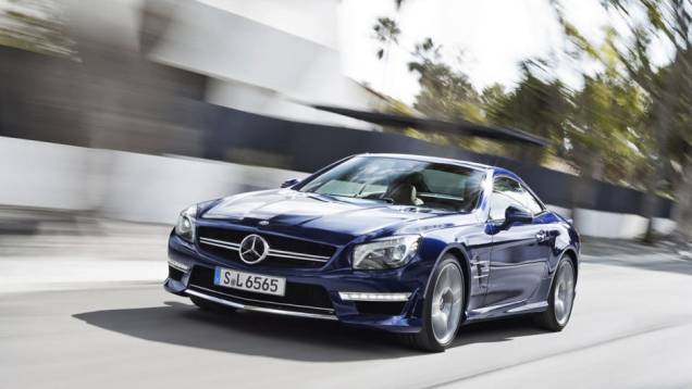 A capota rígida pode ser recolhida automaticamente em 20 segundos | <a href="https://quatrorodas.abril.com.br/saloes/nova-york/2012/mercedes-benz-sl65-amg-680824.shtml" rel="migration">Leia mais</a> A capota rígida pode ser recolhida automaticamente em 20 segundos | <a href="https://quatrorodas.abril.com.br/saloes/nova-york/2012/mercedes-benz-sl65-amg-680824.shtml" rel="migration">Leia mais</a>