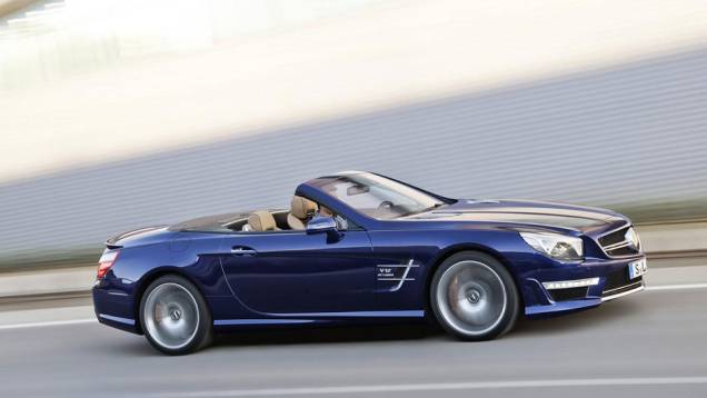 Sem teto, o design do SL 65 AMG fica ainda mais belo | <a href="https://quatrorodas.abril.com.br/saloes/nova-york/2012/mercedes-benz-sl65-amg-680824.shtml" rel="migration">Leia mais</a>