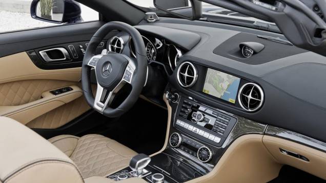 Luxo e esportividade em doses cavalares no interior | <a href="https://quatrorodas.abril.com.br/saloes/nova-york/2012/mercedes-benz-sl65-amg-680824.shtml" rel="migration">Leia mais</a> Luxo e esportividade em doses cavalares no interior | <a href="https://quatrorodas.abril.com.br/saloes/nova-york/2012/mercedes-benz-sl65-amg-680824.shtml" rel="migration">Leia mais</a>