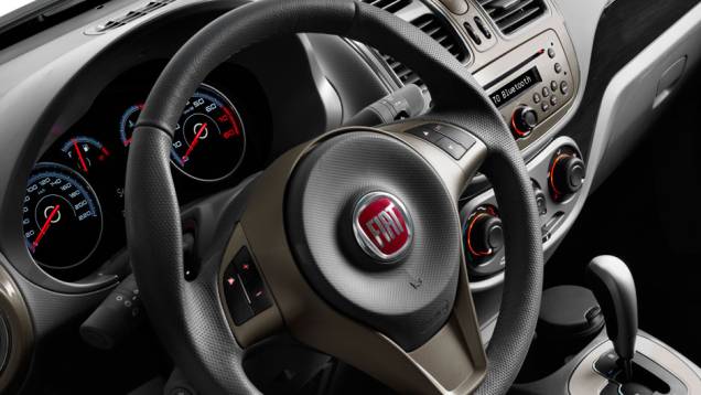 Acabamento da cabine é satisfatório para um sedã compacto | <a href="https://quatrorodas.abril.com.br/carros/lancamentos/fiat-grand-siena-680146.shtml" rel="migration">Leia mais</a> Acabamento da cabine é satisfatório para um sedã compacto | <a href="https://quatrorodas.abril.com.br/carros/lancamentos/fiat-grand-siena-680146.shtml" rel="migration">Leia mais</a>