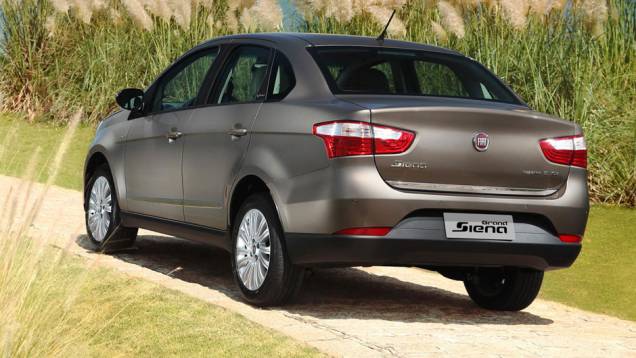 Na versão Essence, os detalhes externos têm acabamento cromado | <a href="https://quatrorodas.abril.com.br/carros/lancamentos/fiat-grand-siena-680146.shtml" rel="migration">Leia mais</a> Na versão Essence, os detalhes externos têm acabamento cromado | <a href="https://quatrorodas.abril.com.br/carros/lancamentos/fiat-grand-siena-680146.shtml" rel="migration">Leia mais</a>
