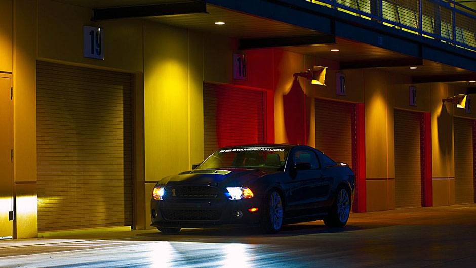 Modelo gera 950 cavalos de pot&ecirc;ncia na vers&atilde;o de rua | <a href="https://quatrorodas.abril.com.br/saloes/nova-york/2012/ford-shelby-1000-680842.shtml" rel="migration">Leia mais</a>