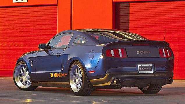 Na opção preparada para as pistas, o superesportivo desenvolve 1.100 cv | <a href="https://quatrorodas.abril.com.br/saloes/nova-york/2012/ford-shelby-1000-680842.shtml" rel="migration">Leia mais</a> Na opção preparada para as pistas, o superesportivo desenvolve 1.100 cv | <a href="https://quatrorodas.abril.com.br/saloes/nova-york/2012/ford-shelby-1000-680842.shtml" rel="migration">Leia mais</a>