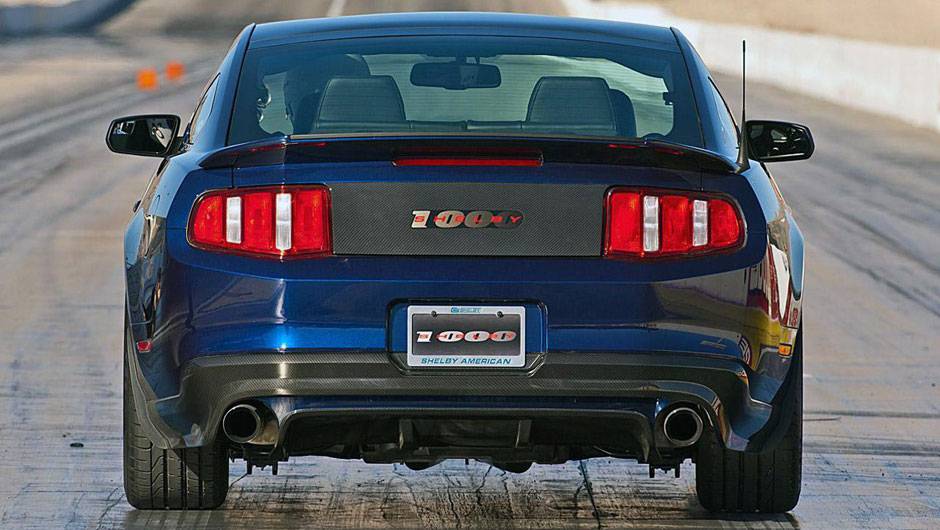Modelo comemora os 50 anos de lan&ccedil;amento do Shelby Cobra | <a href="https://quatrorodas.abril.com.br/saloes/nova-york/2012/ford-shelby-1000-680842.shtml" rel="migration">Leia mais</a>