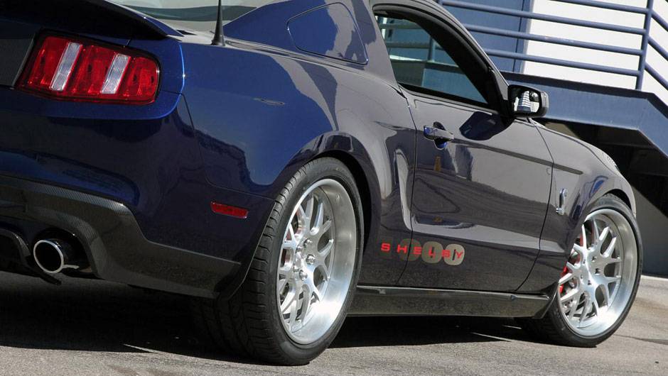 Equipado com motor Ford 5.4 V8, o modelo ganhou tamb&eacute;m melhorias aerodin&acirc;micas | <a href="https://quatrorodas.abril.com.br/saloes/nova-york/2012/ford-shelby-1000-680842.shtml" rel="migration">Leia mais</a>