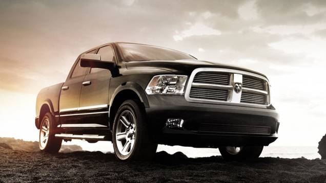 Grandalhona, picape americana volta ao Brasil | <a href="https://quatrorodas.abril.com.br/salao-do-automovel/2012/carros/2500-laramie-704034.shtml" rel="migration">Leia mais</a> Grandalhona, picape americana volta ao Brasil | <a href="https://quatrorodas.abril.com.br/salao-do-automovel/2012/carros/2500-laramie-704034.shtml" rel="migration">Leia mais</a>