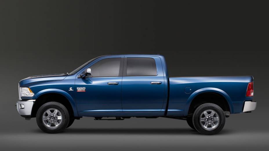 Não é qualquer garagem que comporta uma Ram: ela tem quase seis metros de comprimento | <a href="https://quatrorodas.abril.com.br/salao-do-automovel/2012/carros/2500-laramie-704034.shtml" rel="migration">Leia mais</a>