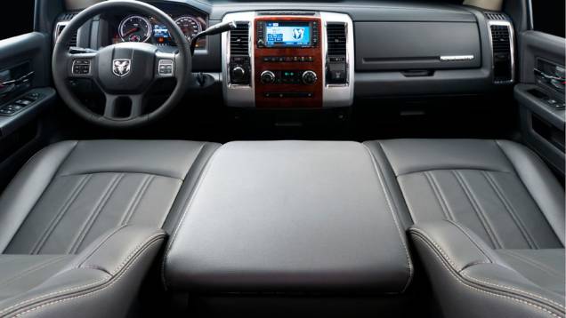 A picape será vendida apenas na versão Laramie, que vem recheada com itens como ar-condicionado digital, bancos de couro, seis airbags e freios ABS | <a href="https://quatrorodas.abril.com.br/salao-do-automovel/2012/carros/2500-laramie-704034.shtml" rel="migration">Leia mai</a> A picape será vendida apenas na versão Laramie, que vem recheada com itens como ar-condicionado digital, bancos de couro, seis airbags e freios ABS | <a href="https://quatrorodas.abril.com.br/salao-do-automovel/2012/carros/2500-laramie-704034.shtml" rel="migration">Leia mai</a>