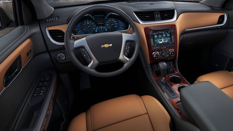 Por dentro, as novidades estão no acabamento com plástico mais agradável ao toque. | <a href="https://quatrorodas.abril.com.br/saloes/nova-york/2012/chevrolet-traverse-680860.shtml" rel="migration">Leia mais</a>