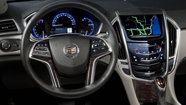 O volante e o painel de instrumentos são novos | <a href="https://quatrorodas.abril.com.br/saloes/nova-york/2012/cadillac-srx-2013-681057.shtml" rel="migration">Leia mais</a> O volante e o painel de instrumentos são novos | <a href="https://quatrorodas.abril.com.br/saloes/nova-york/2012/cadillac-srx-2013-681057.shtml" rel="migration">Leia mais</a>