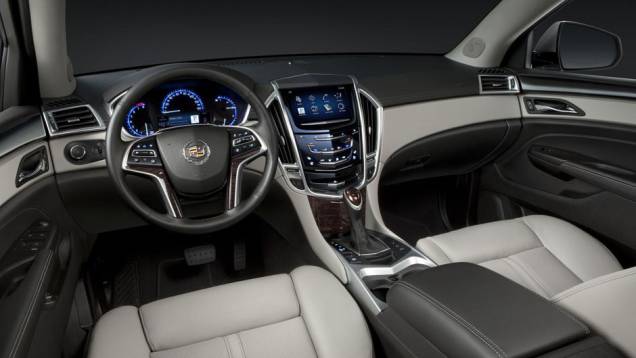 Sistema de entretenimento conta com duas entradas USB e slot para cartão SD | <a href="https://quatrorodas.abril.com.br/saloes/nova-york/2012/cadillac-srx-2013-681057.shtml" rel="migration">Leia mais</a> Sistema de entretenimento conta com duas entradas USB e slot para cartão SD | <a href="https://quatrorodas.abril.com.br/saloes/nova-york/2012/cadillac-srx-2013-681057.shtml" rel="migration">Leia mais</a>