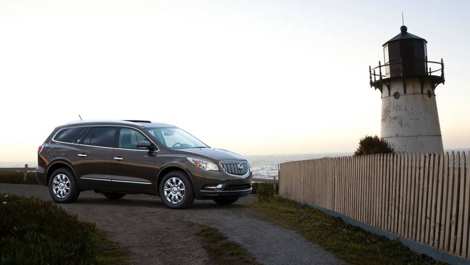 SUV possui transmissão automática de seis velocidades | <a href="https://quatrorodas.abril.com.br/saloes/nova-york/2012/buick-enclave-681102.shtml" rel="migration">Leia mais</a>