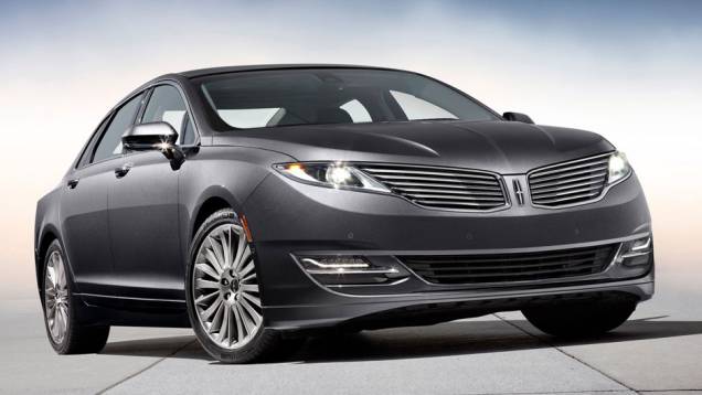 Grade frontal remete ao estilo conservador da marca de luxo | <a href="https://quatrorodas.abril.com.br/saloes/nova-york/2012/lincoln-mkz-2013-681093.shtml" rel="migration">Leia mais</a> Grade frontal remete ao estilo conservador da marca de luxo | <a href="https://quatrorodas.abril.com.br/saloes/nova-york/2012/lincoln-mkz-2013-681093.shtml" rel="migration">Leia mais</a>