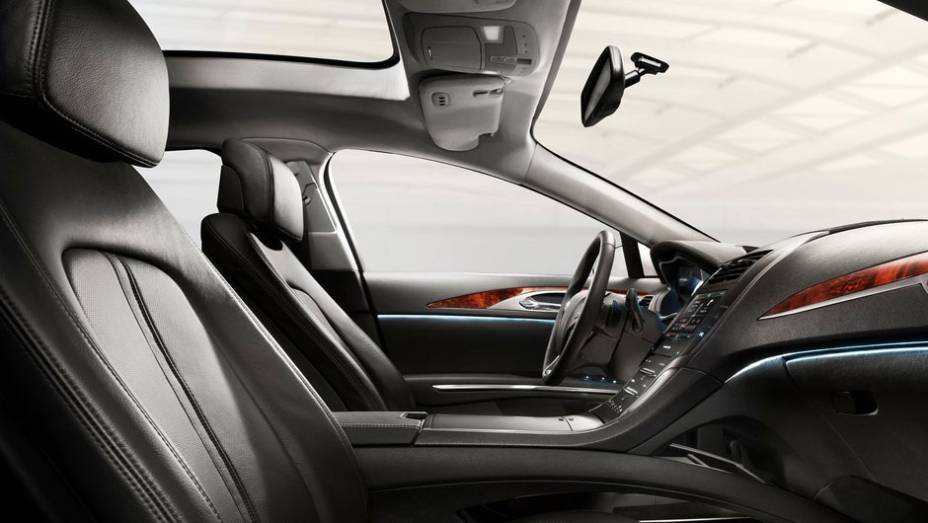 Interior conta com equipamentos de luxo | <a href="https://quatrorodas.abril.com.br/saloes/nova-york/2012/lincoln-mkz-2013-681093.shtml" rel="migration">Leia mais</a>