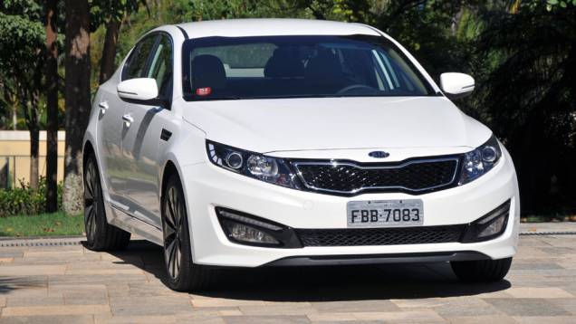 Modelo ocupa um posto entre o Cadenza e o Cerato | <a href="https://quatrorodas.abril.com.br/carros/lancamentos/kia-optima-681089.shtml" rel="migration">Leia mais</a> Modelo ocupa um posto entre o Cadenza e o Cerato | <a href="https://quatrorodas.abril.com.br/carros/lancamentos/kia-optima-681089.shtml" rel="migration">Leia mais</a>