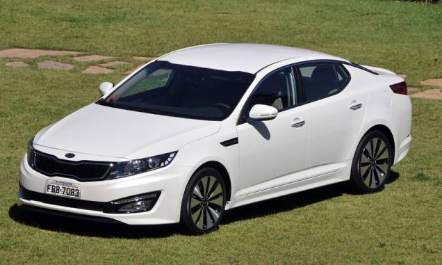 Versão topo de linha, com tem teto-solar panorâmico, faróis de xenônio e sistema de partida sem chave, sai por R$ 106.900 | <a href="https://quatrorodas.abril.com.br/carros/lancamentos/kia-optima-681089.shtml" rel="migration">Leia mais</a> Versão topo de linha, com tem teto-solar panorâmico, faróis de xenônio e sistema de partida sem chave, sai por R$ 106.900 | <a href="https://quatrorodas.abril.com.br/carros/lancamentos/kia-optima-681089.shtml" rel="migration">Leia mais</a>