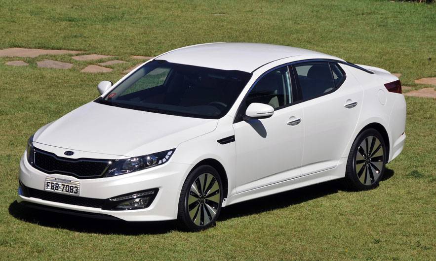 Vers&atilde;o topo de linha, com tem teto-solar panor&acirc;mico, far&oacute;is de xen&ocirc;nio e sistema de partida sem chave, sai por R$ 106.900 | <a href="https://quatrorodas.abril.com.br/carros/lancamentos/kia-optima-681089.shtml" rel="migration">Leia mais</a>