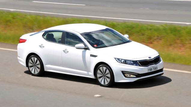 Modelo apela para o tom esportivo | <a href="https://quatrorodas.abril.com.br/carros/lancamentos/kia-optima-681089.shtml" rel="migration">Leia mais</a>