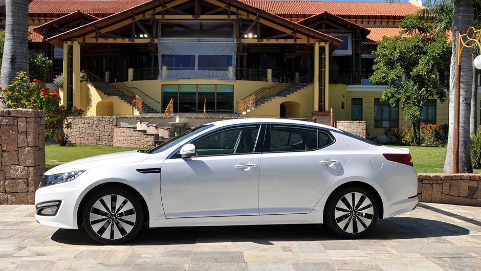 Optima rivaliza com Mercedes Bennz C180 e BMW S&eacute;rie 3 | <a href="https://quatrorodas.abril.com.br/carros/lancamentos/kia-optima-681089.shtml" rel="migration">Leia mais</a>