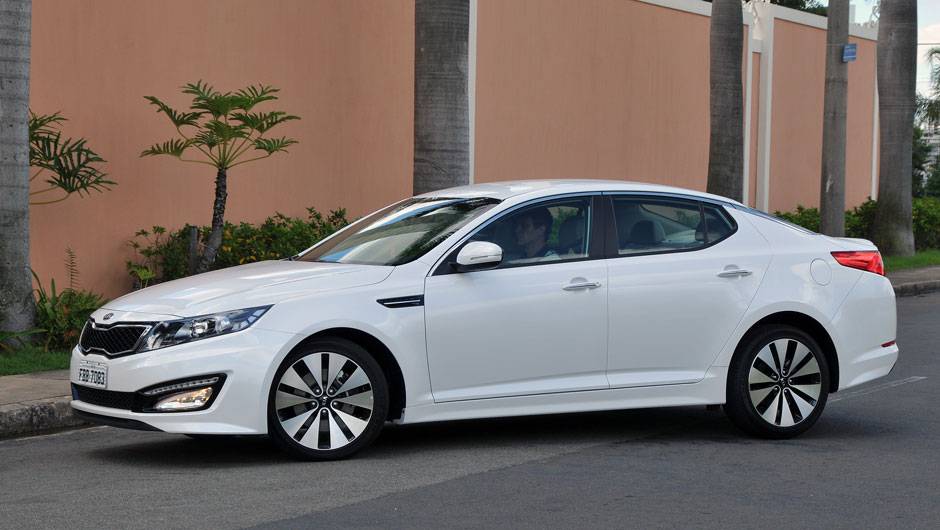Ford Fusion e o Hyundai Sonata tamb&eacute;m s&atilde;o concorrentes | <a href="https://quatrorodas.abril.com.br/carros/lancamentos/kia-optima-681089.shtml" rel="migration">Leia mais</a>