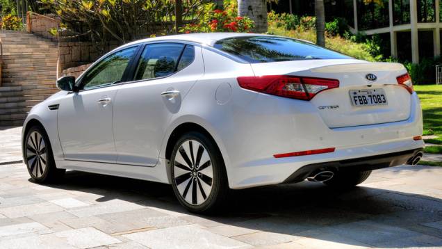 Com 4,85 m de comprimento e 2,80 m de entre-eixos, o Optima possui uma vasta lista de equipamentos | <a href="https://quatrorodas.abril.com.br/carros/lancamentos/kia-optima-681089.shtml" rel="migration">Leia mais</a> Com 4,85 m de comprimento e 2,80 m de entre-eixos, o Optima possui uma vasta lista de equipamentos | <a href="https://quatrorodas.abril.com.br/carros/lancamentos/kia-optima-681089.shtml" rel="migration">Leia mais</a>