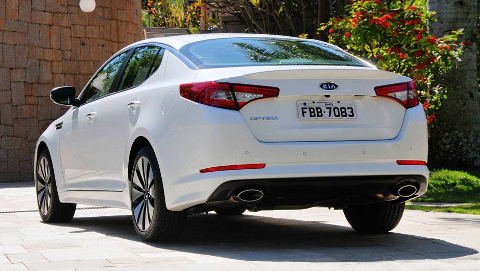 Ar-condicionado digital dual-zone, dire&ccedil;&atilde;o el&eacute;trica, seis airbags, freios ABS com EBD e BAS equipam o modelo | <a href="https://quatrorodas.abril.com.br/carros/lancamentos/kia-optima-681089.shtml" rel="migration">Leia mais</a>