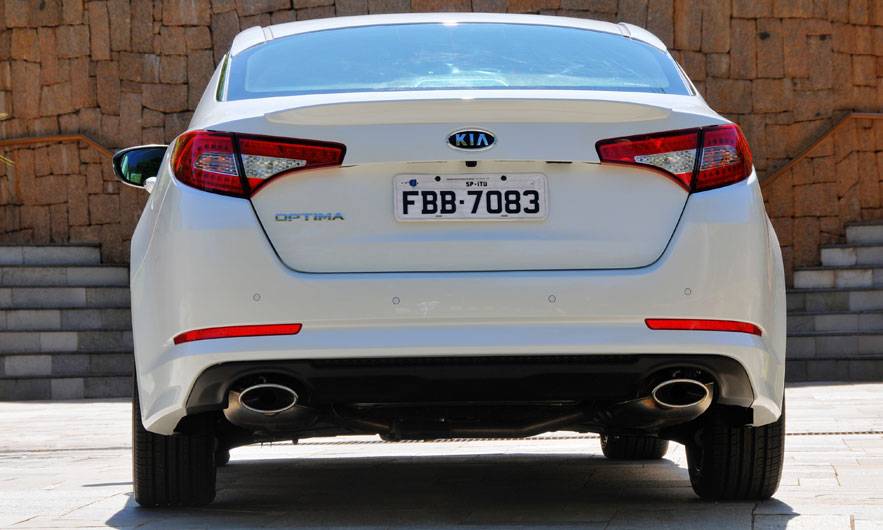 Modelo desenvolve 180 cavalos de pot&ecirc;ncia | <a href="https://quatrorodas.abril.com.br/carros/lancamentos/kia-optima-681089.shtml" rel="migration">Leia mais</a>