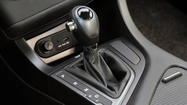Modelo conta com controles no volante | <a href="https://quatrorodas.abril.com.br/carros/lancamentos/kia-optima-681089.shtml" rel="migration">Leia mais</a> Modelo conta com controles no volante | <a href="https://quatrorodas.abril.com.br/carros/lancamentos/kia-optima-681089.shtml" rel="migration">Leia mais</a>