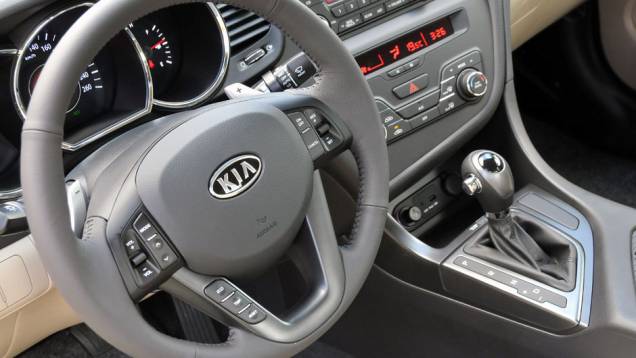 Interior ganhou uma lista vasta de equipamentos | <a href="https://quatrorodas.abril.com.br/carros/lancamentos/kia-optima-681089.shtml" rel="migration">Leia mais</a>