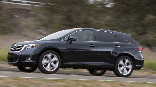 Detalhes cromados dão mais luxo ao modelo | <a href="https://quatrorodas.abril.com.br/saloes/nova-york/2012/toyota-venza-681150.shtml" rel="migration">Leia mais</a> Detalhes cromados dão mais luxo ao modelo | <a href="https://quatrorodas.abril.com.br/saloes/nova-york/2012/toyota-venza-681150.shtml" rel="migration">Leia mais</a>