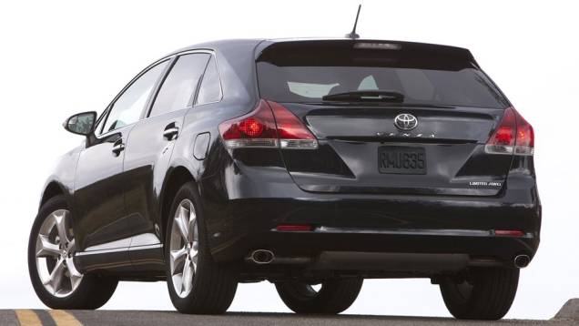 Três versões são disponibilizadas; Attitude Black, Cypress Pearl e Cosmic Gray Mica | <a href="https://quatrorodas.abril.com.br/saloes/nova-york/2012/toyota-venza-681150.shtml" rel="migration">Leia mais</a> Três versões são disponibilizadas; Attitude Black, Cypress Pearl e Cosmic Gray Mica | <a href="https://quatrorodas.abril.com.br/saloes/nova-york/2012/toyota-venza-681150.shtml" rel="migration">Leia mais</a>