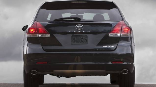 Traseira ganhou poucas mudanças | <a href="https://quatrorodas.abril.com.br/saloes/nova-york/2012/toyota-venza-681150.shtml" rel="migration">Leia mais</a>