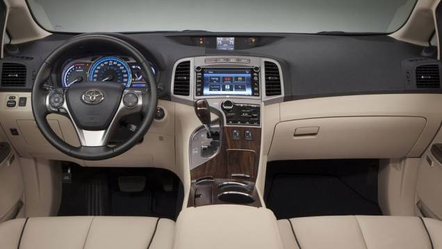 Novos botões equipam o volante do Venza | <a href="https://quatrorodas.abril.com.br/saloes/nova-york/2012/toyota-venza-681150.shtml" rel="migration">Leia mais</a> Novos botões equipam o volante do Venza | <a href="https://quatrorodas.abril.com.br/saloes/nova-york/2012/toyota-venza-681150.shtml" rel="migration">Leia mais</a>