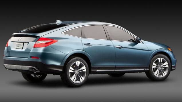 Na parte traseira, os esforços da Honda se concentraram em tornar o design mais horizontal | <a href="https://quatrorodas.abril.com.br/saloes/nova-york/2012/honda-crosstour-681288.shtml" rel="migration">Leia mais</a>