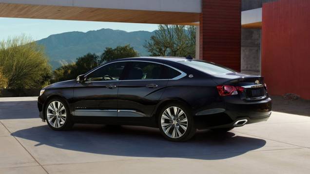 Traseira tem uma queda suave em direção às belas lanternas | <a href="https://quatrorodas.abril.com.br/saloes/nova-york/2012/chevrolet-impala-681135.shtml" rel="migration">Leia mais</a> Traseira tem uma queda suave em direção às belas lanternas | <a href="https://quatrorodas.abril.com.br/saloes/nova-york/2012/chevrolet-impala-681135.shtml" rel="migration">Leia mais</a>