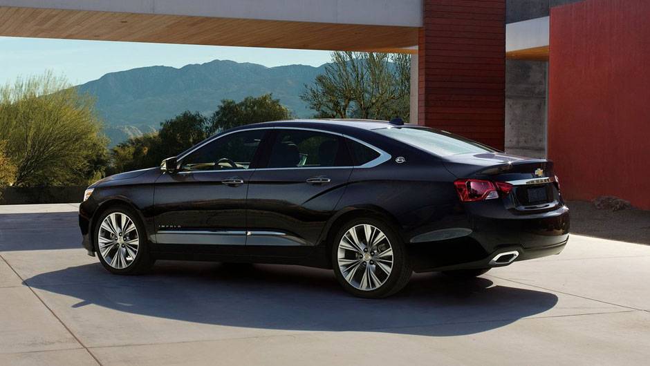 Traseira tem uma queda suave em dire&ccedil;&atilde;o &agrave;s belas lanternas | <a href="https://quatrorodas.abril.com.br/saloes/nova-york/2012/chevrolet-impala-681135.shtml" rel="migration">Leia mais</a>